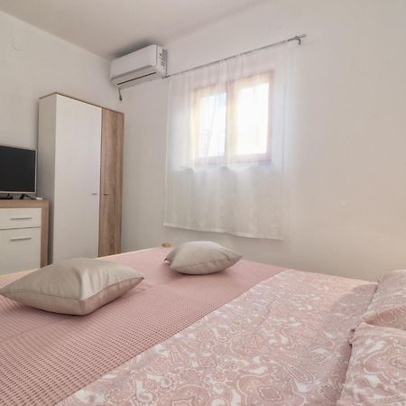 Studio Apartman Edy 3 Pula Exterior photo