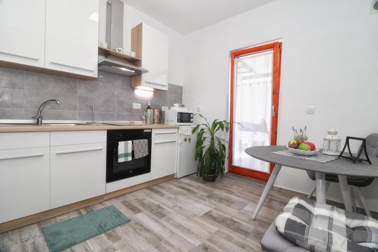 Studio Apartman Edy 3 Pula Exterior photo